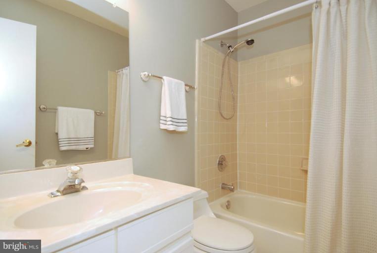 11113 Timberhead Court Reston, VA 20191 - Photo 12 of 16 Bath #2