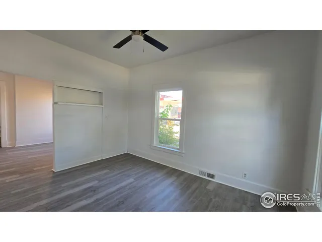 a black and white photo of a living room