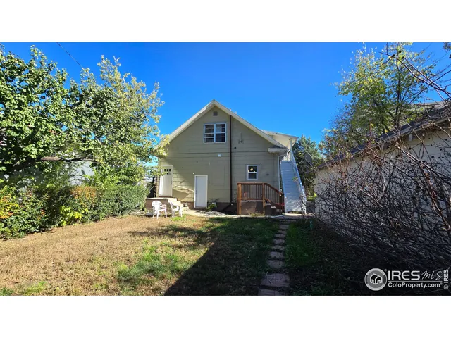 a black and white photo of a living room