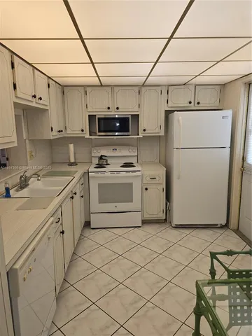 $1,750 | 609 Northeast 14th Avenue, Unit 701, Hallandale Beach, FL 33009