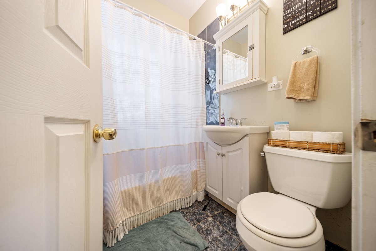 4703 West Parker Avenue Chicago, IL 60639 - Photo 6 of 27 a bathroom with a toilet sink and tub