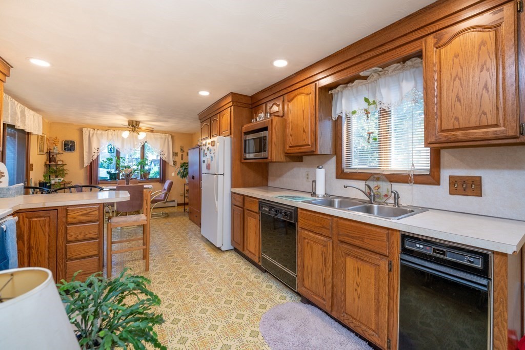 197 Shawmut Street Springfield, MA 01108 - Photo 7 of 37