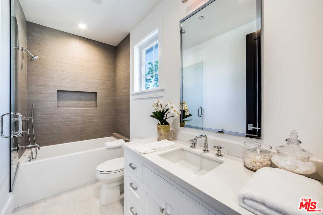 15741 Addison Street Encino, CA 91436 - Photo 13 of 20