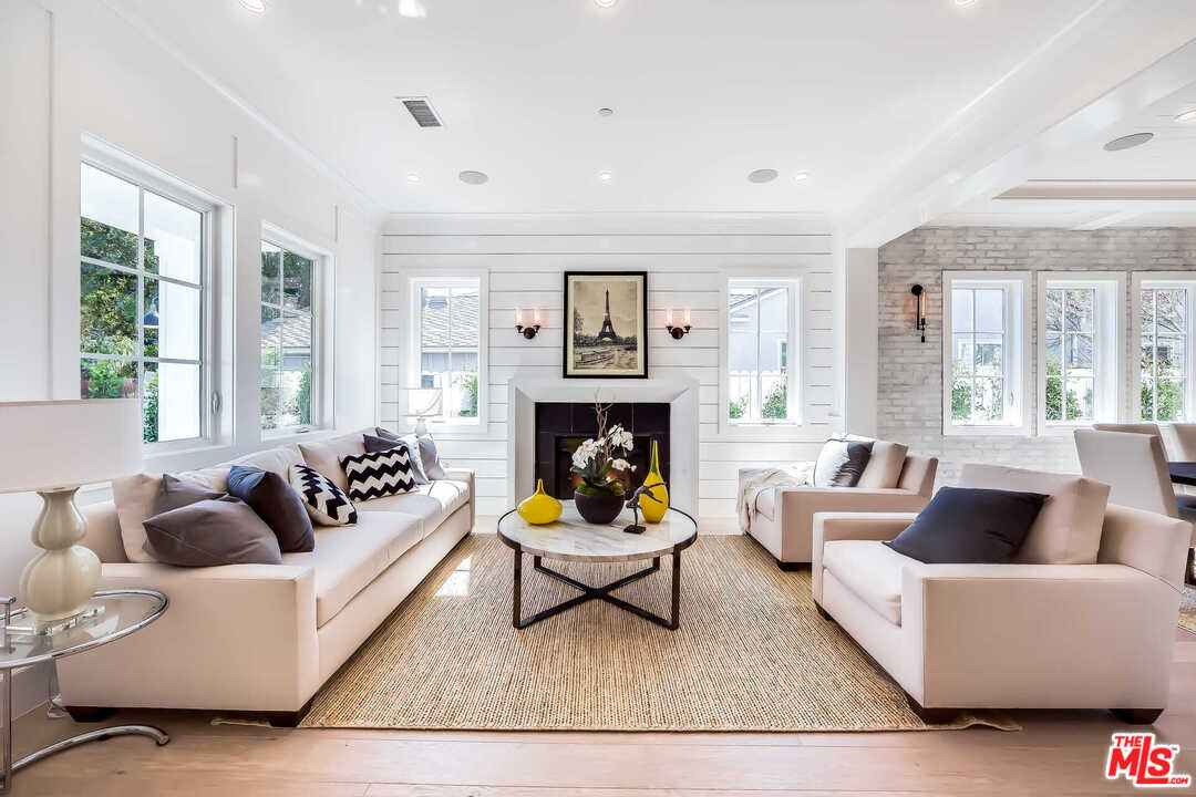 15741 Addison Street Encino, CA 91436 - Photo 3 of 20