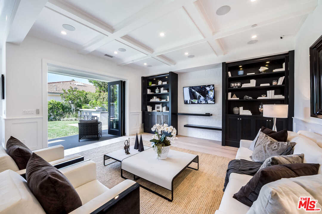 15741 Addison Street Encino, CA 91436 - Photo 7 of 20