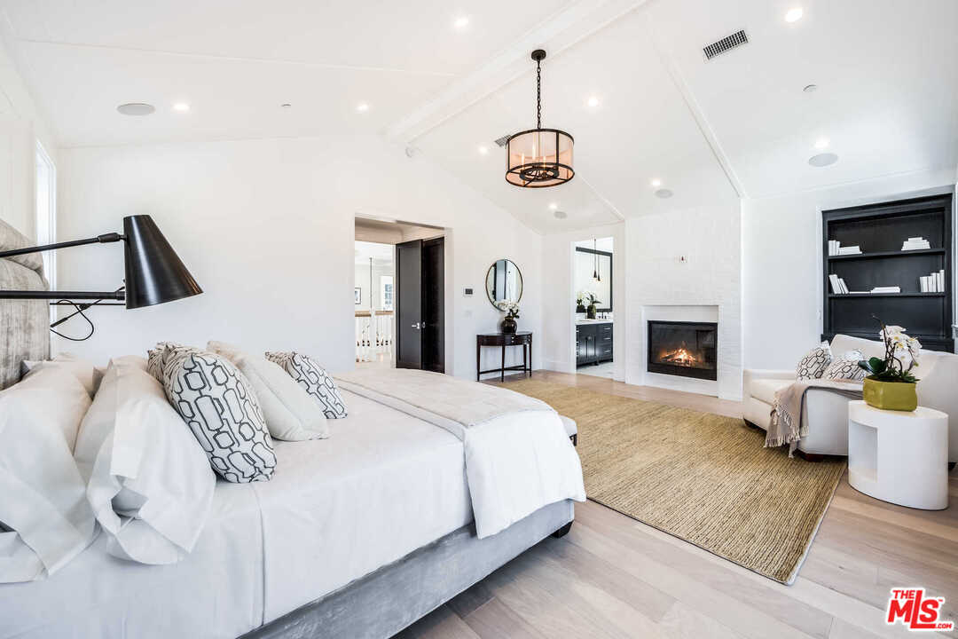 15741 Addison Street Encino, CA 91436 - Photo 8 of 20