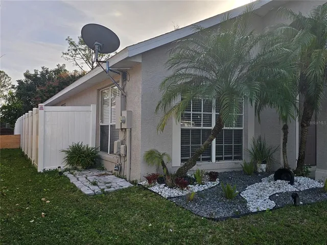 a view of a house with backyard and garden