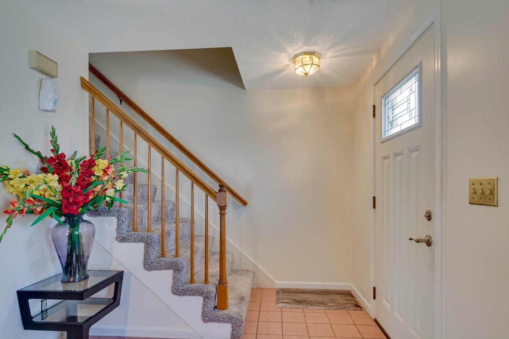 23 Vincent Circle Worcester, MA 01604 - Photo 3 of 38