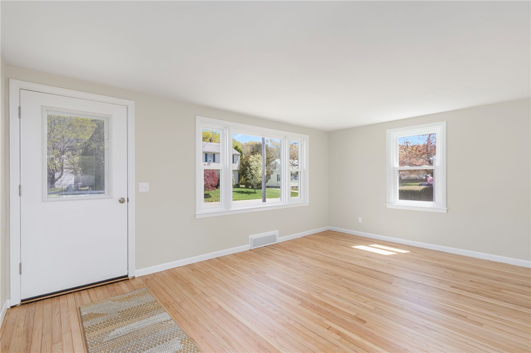 44 Ideal Court Warwick, RI 02818 - Photo 5 of 25