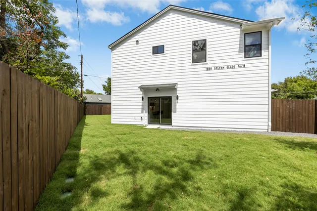 a view of a house with backyard
