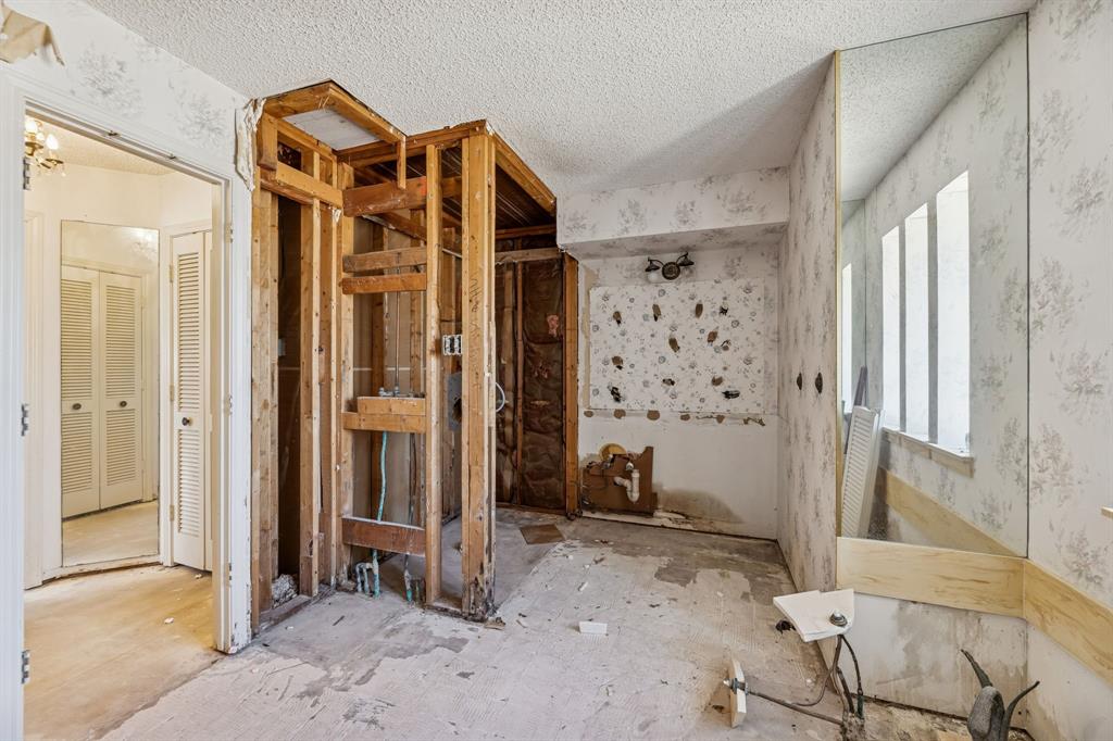 241 Simmons Road Double Oak, TX 75077 - Photo 27 of 40 Full bath with walk in shower, a closet, and a textured ceiling