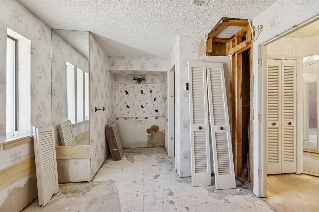 241 Simmons Road Double Oak, TX 75077 - Photo 31 of 40 Full bath featuring a closet, a textured ceiling, and wallpapered walls