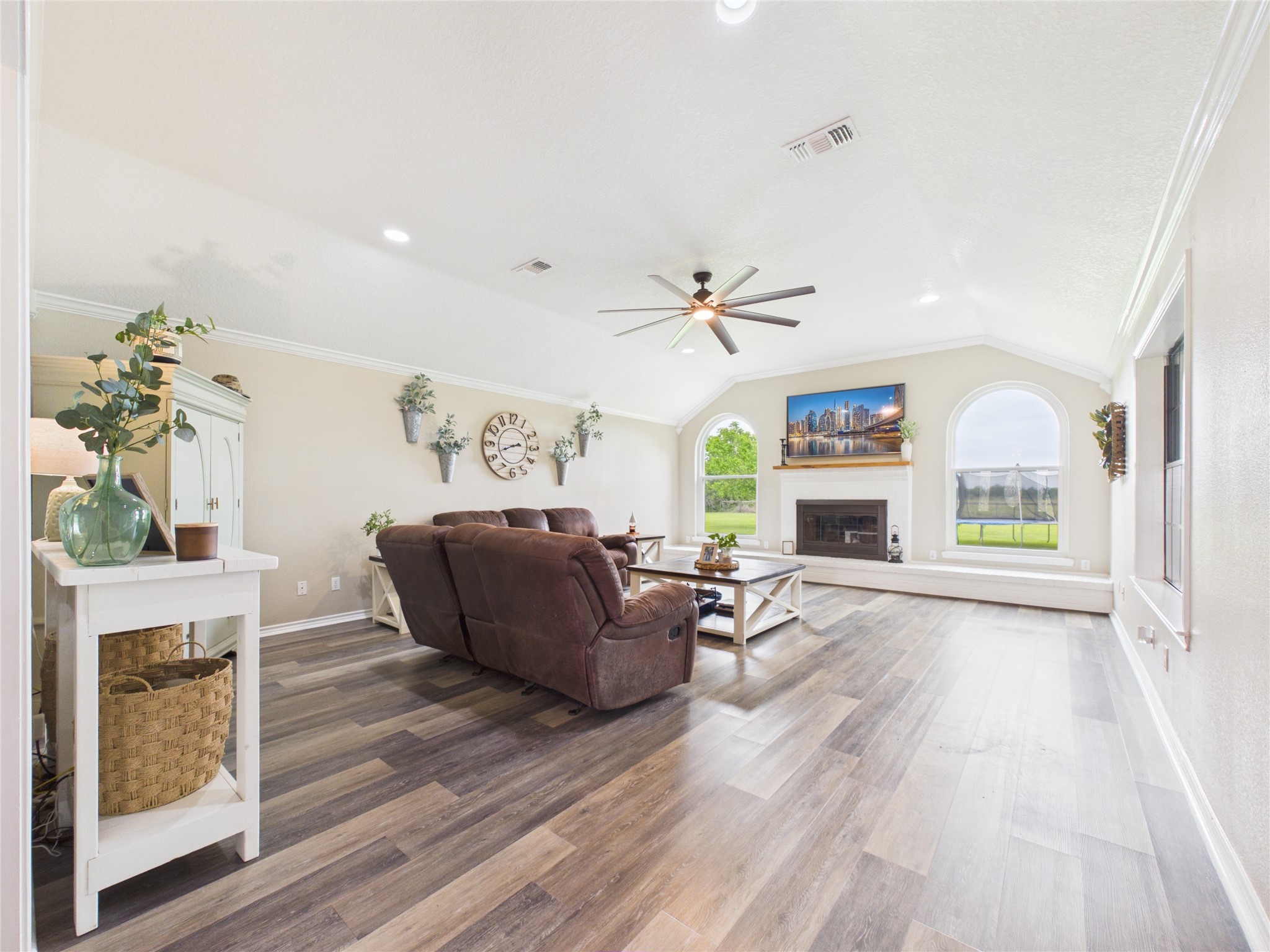 4610 Mustang Road Alvin, TX 77511 - Photo 12 of 50 Can you just imagine celebrating all the big events in this room?