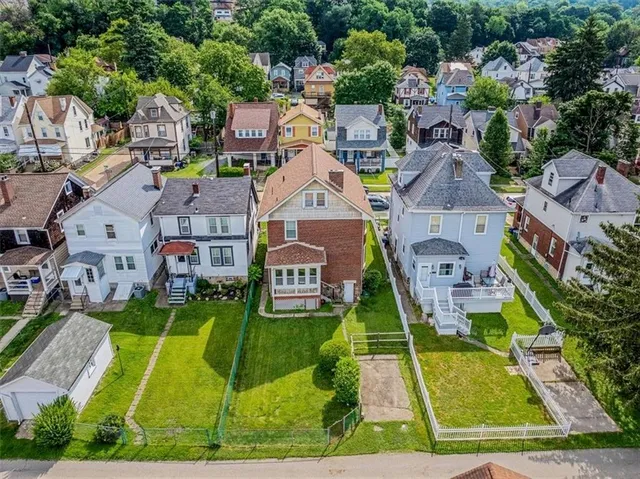 a view of a house with backyard and garden