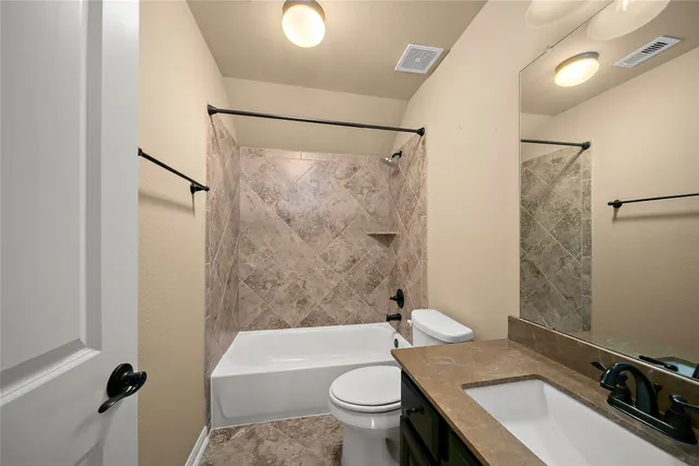 a view of a livingroom with a ceiling fan