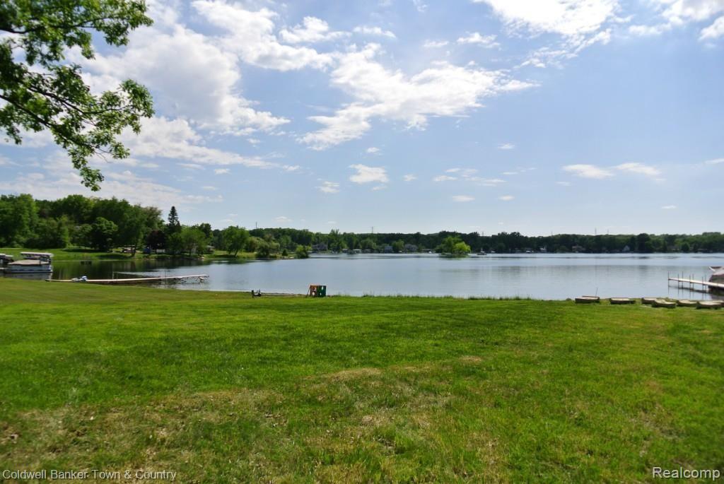 10265 Carmer Road Fenton, MI 48430 - Photo 2 of 9
