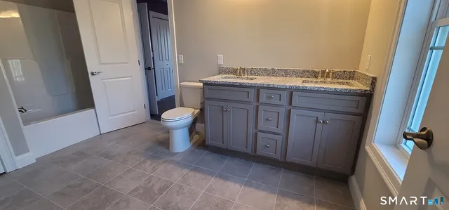 $575,000 | 20 Lombard Cir Haven, Unit 7, North Haven, CT 06473