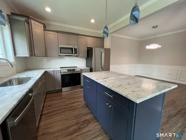 $575,000 | 20 Lombard Cir Haven, Unit 7, North Haven, CT 06473