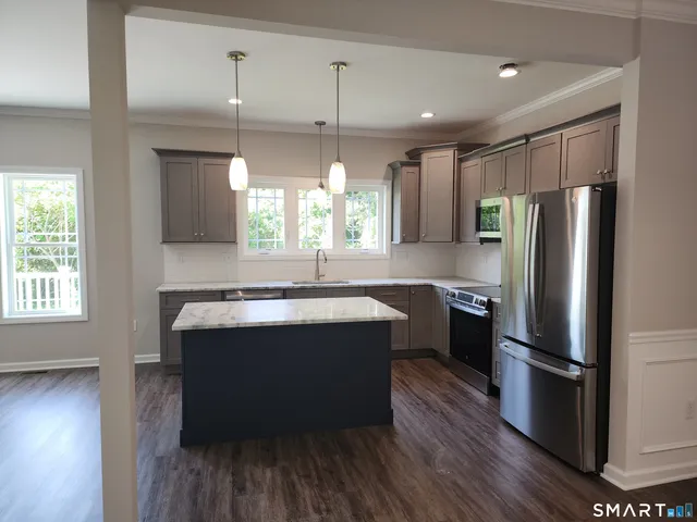 $575,000 | 20 Lombard Cir Haven, Unit 7, North Haven, CT 06473