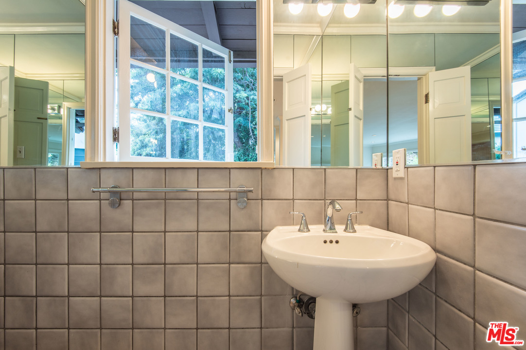 1570 Queens Road Los Angeles, CA 90069 - Photo 20 of 22