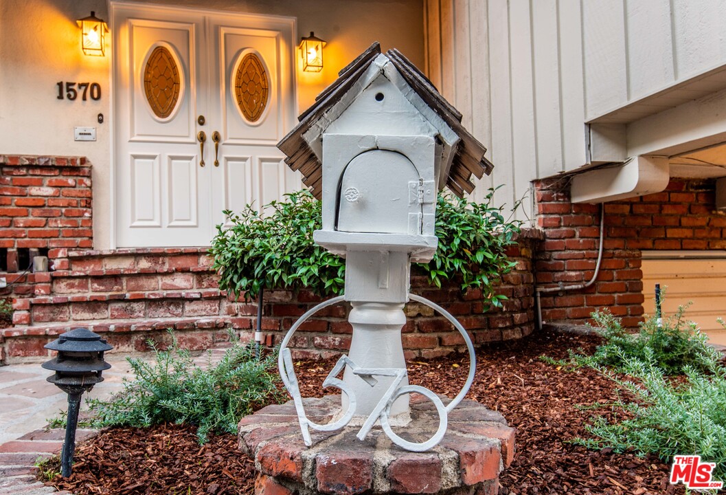 1570 Queens Road Los Angeles, CA 90069 - Photo 4 of 22
