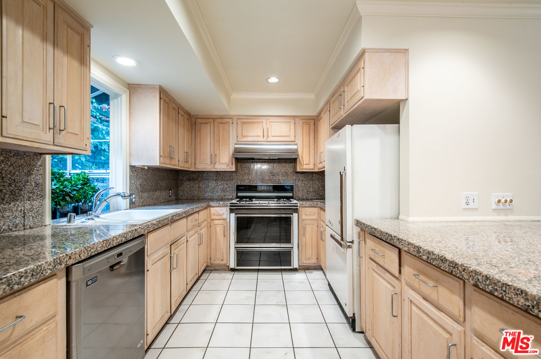 1570 Queens Road Los Angeles, CA 90069 - Photo 9 of 22