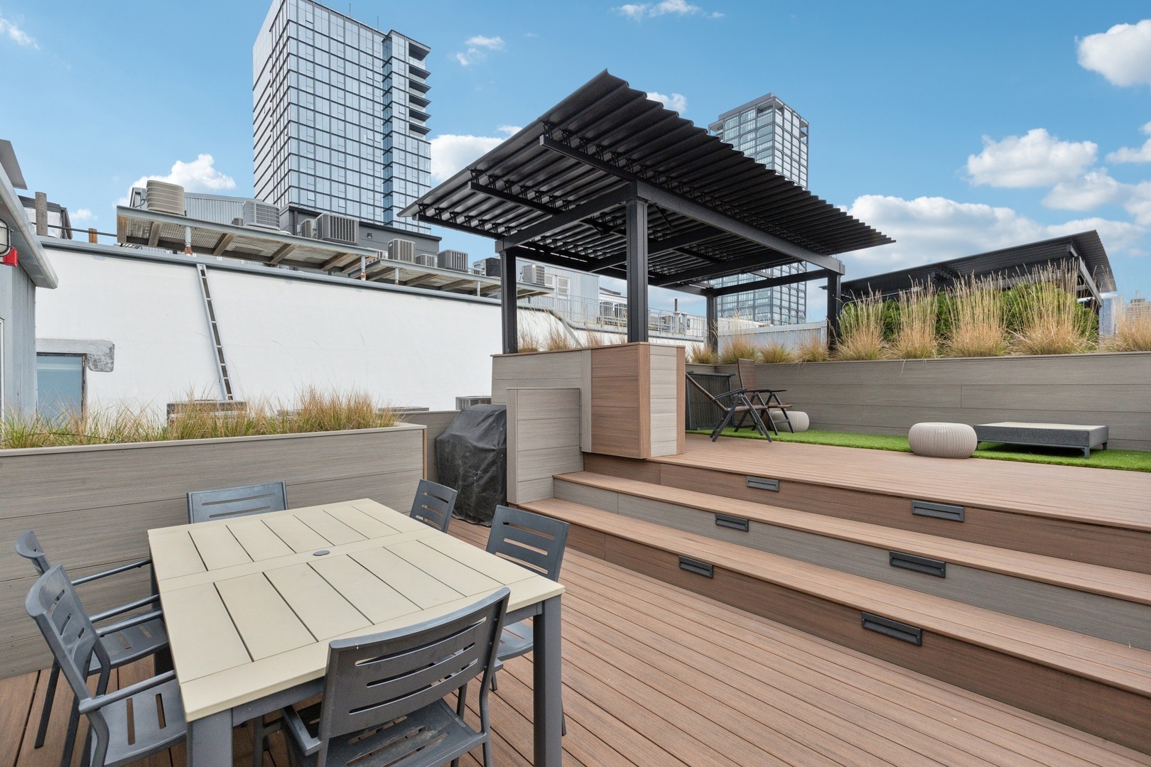 1000 West Washington Boulevard, Unit 137 Chicago, IL 60607 - Photo 25 of 33 a roof deck with table and chairs