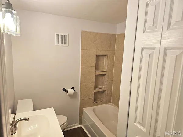 $1,100 | 939 Green Mt Lane, Belleville, IL 62220