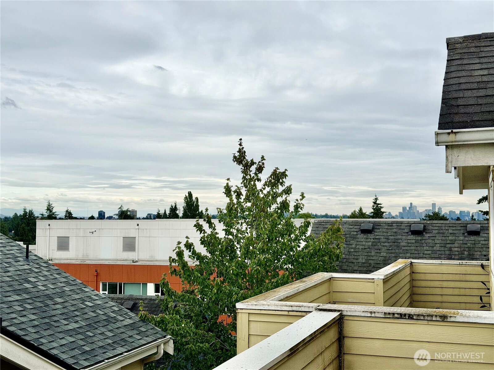 9216 Stone Avenue North, Unit B Seattle, WA 98103 - Photo 18 of 28