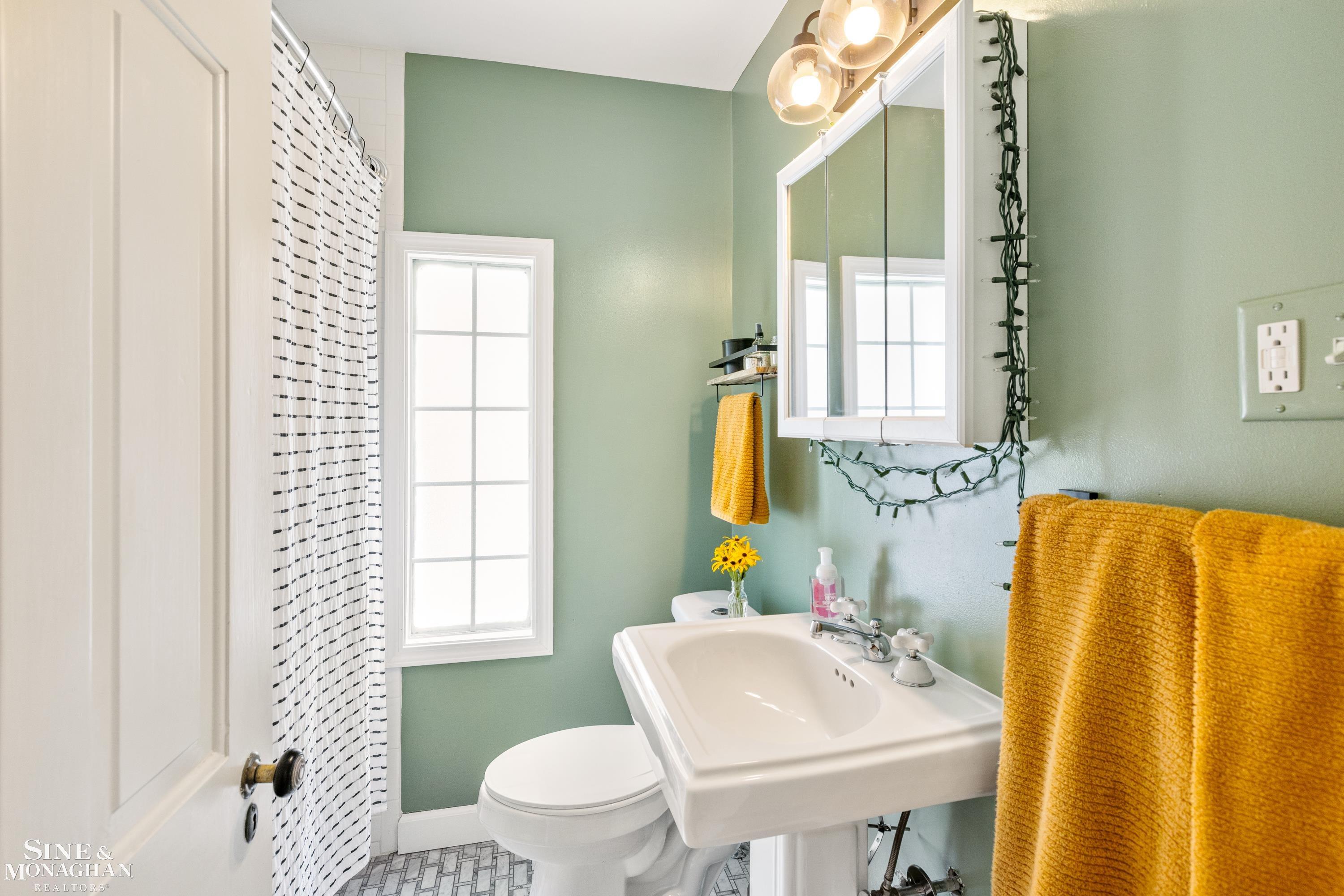 1253 Roslyn Road Grosse Pointe Woods, MI 48236 - Photo 19 of 34