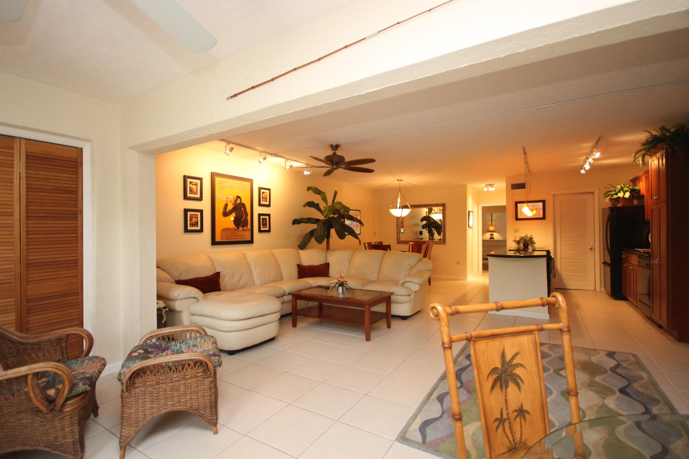 593 Sombrero Beach Road, Unit 12 Marathon, FL 33050 - Photo 5 of 22 5-Main Room
