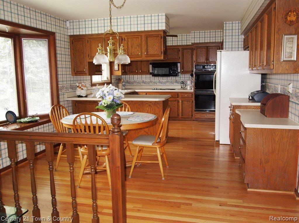 236 Tanglewood Drive Rochester, MI 48309 - Photo 10 of 18 Kitchen w/Hardwood Floors