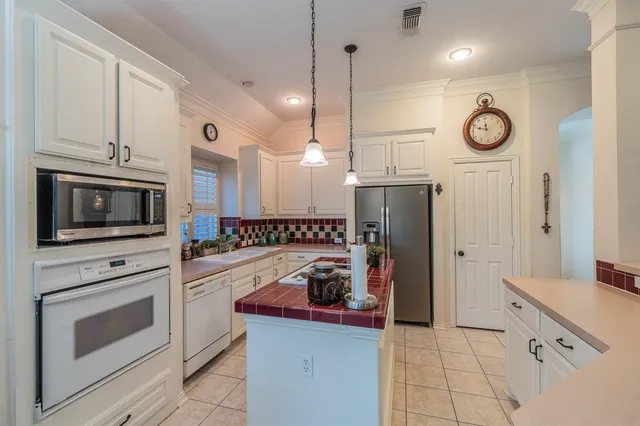 $385,000 | 2305 Bridgeton Lane, Bedford, TX 76021