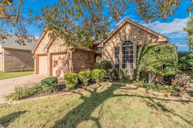 $385,000 | 2305 Bridgeton Lane, Bedford, TX 76021