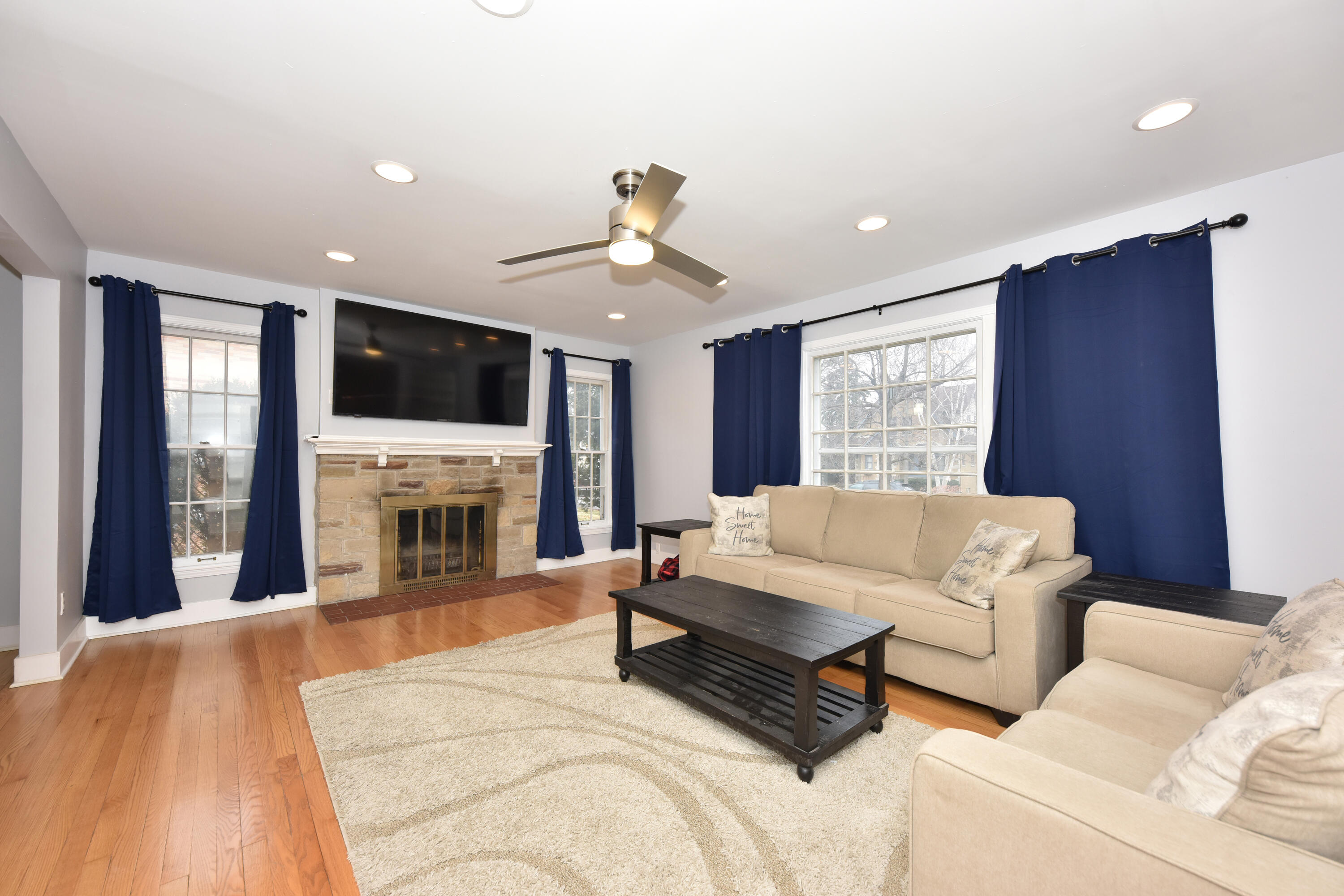 3012 North 70th Street Milwaukee, WI 53210 - Photo 3 of 37 Living Room