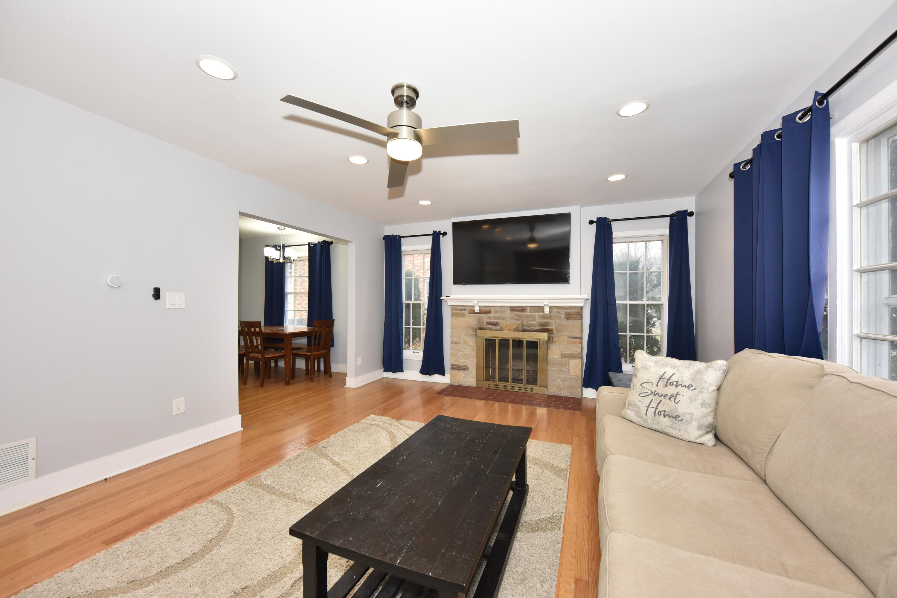 3012 North 70th Street Milwaukee, WI 53210 - Photo 5 of 37 Living Room