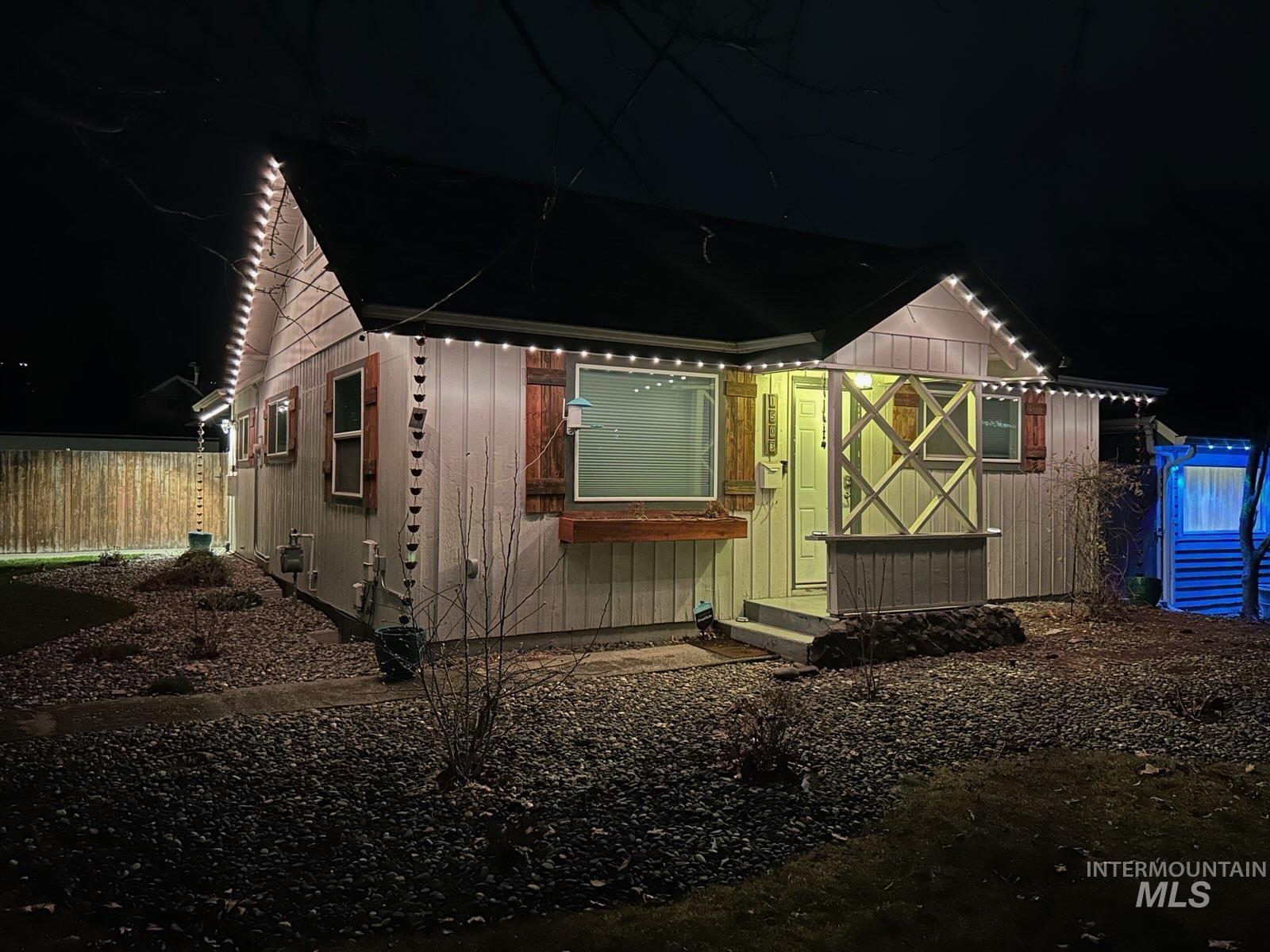 1503 10th Avenue Lewiston, ID 83501 - Photo 2 of 50 Trim light (Year Around) and can switch to a variety of colors.