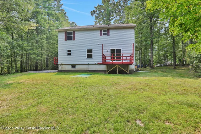 a view of a house with backyard