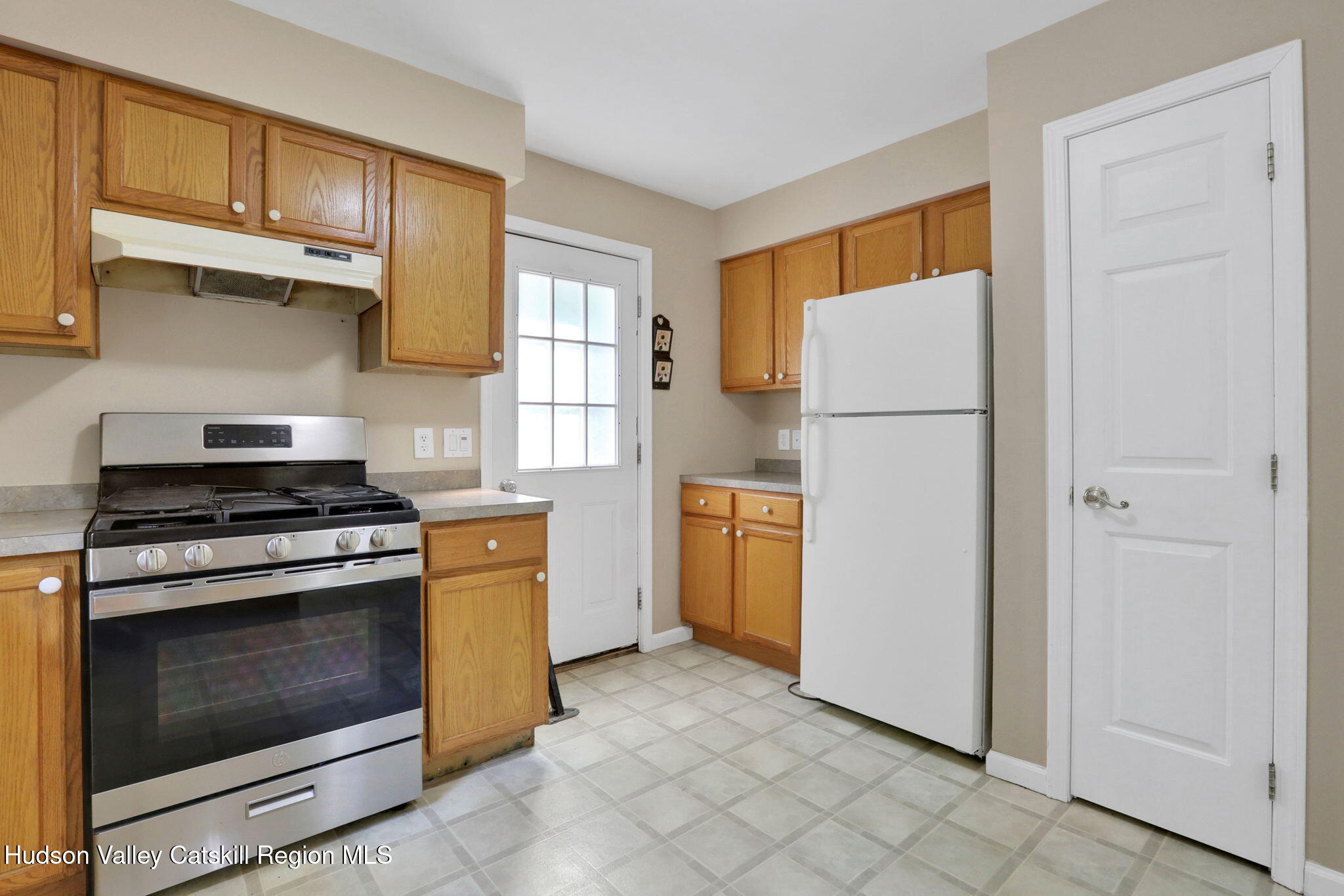 10 Lairds Court Purling, NY 12470 - Photo 7 of 25 a kitchen with a stove top oven and refrigerator