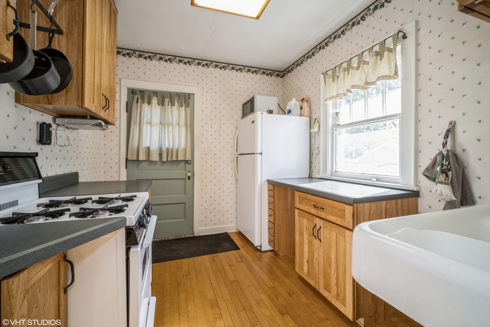 133 South Vail Avenue Arlington Heights, IL 60005 - Photo 4 of 13 a kitchen with stainless steel appliances granite countertop a stove and a refrigerator