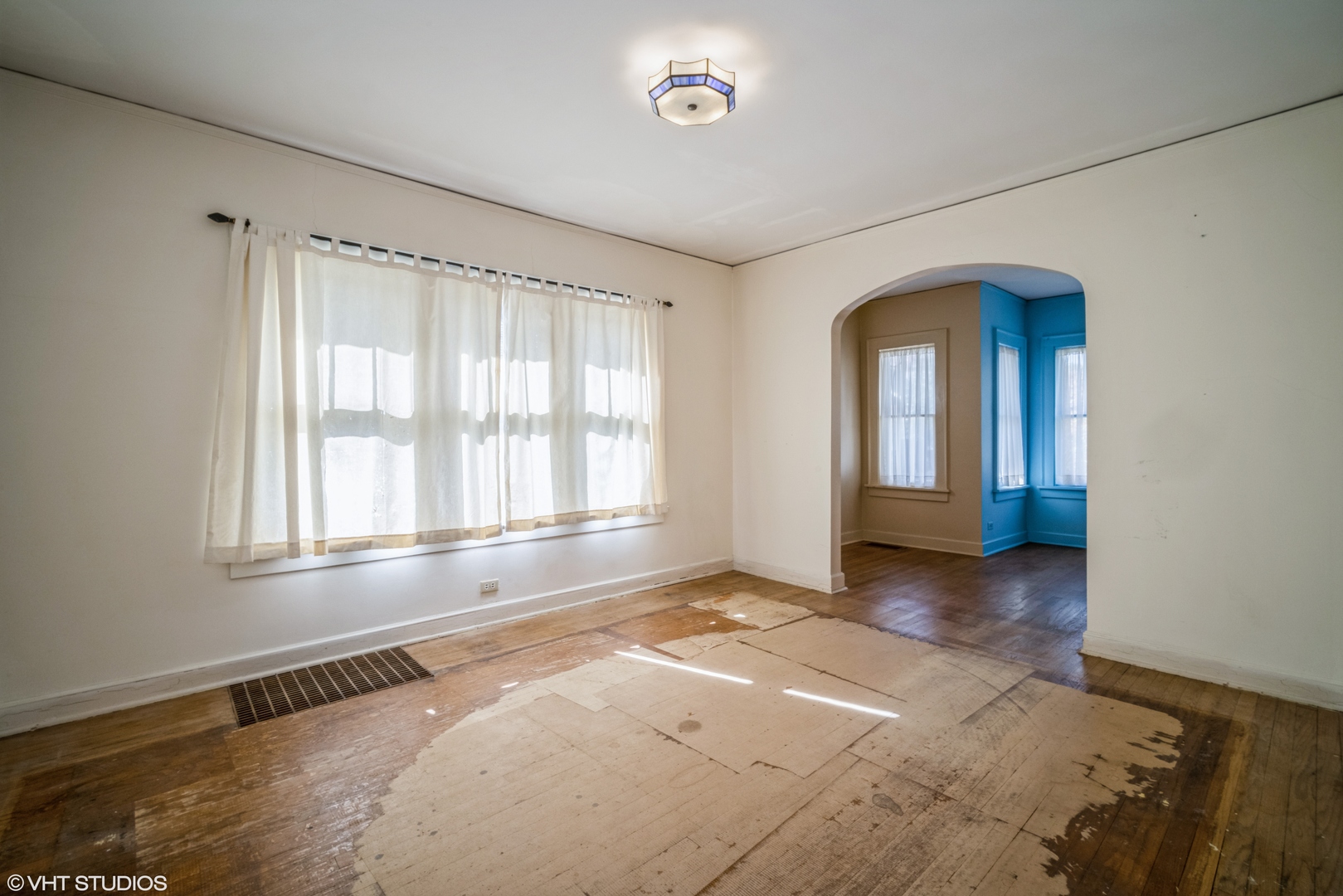 133 South Vail Avenue Arlington Heights, IL 60005 - Photo 6 of 13 a view of an empty room with a window
