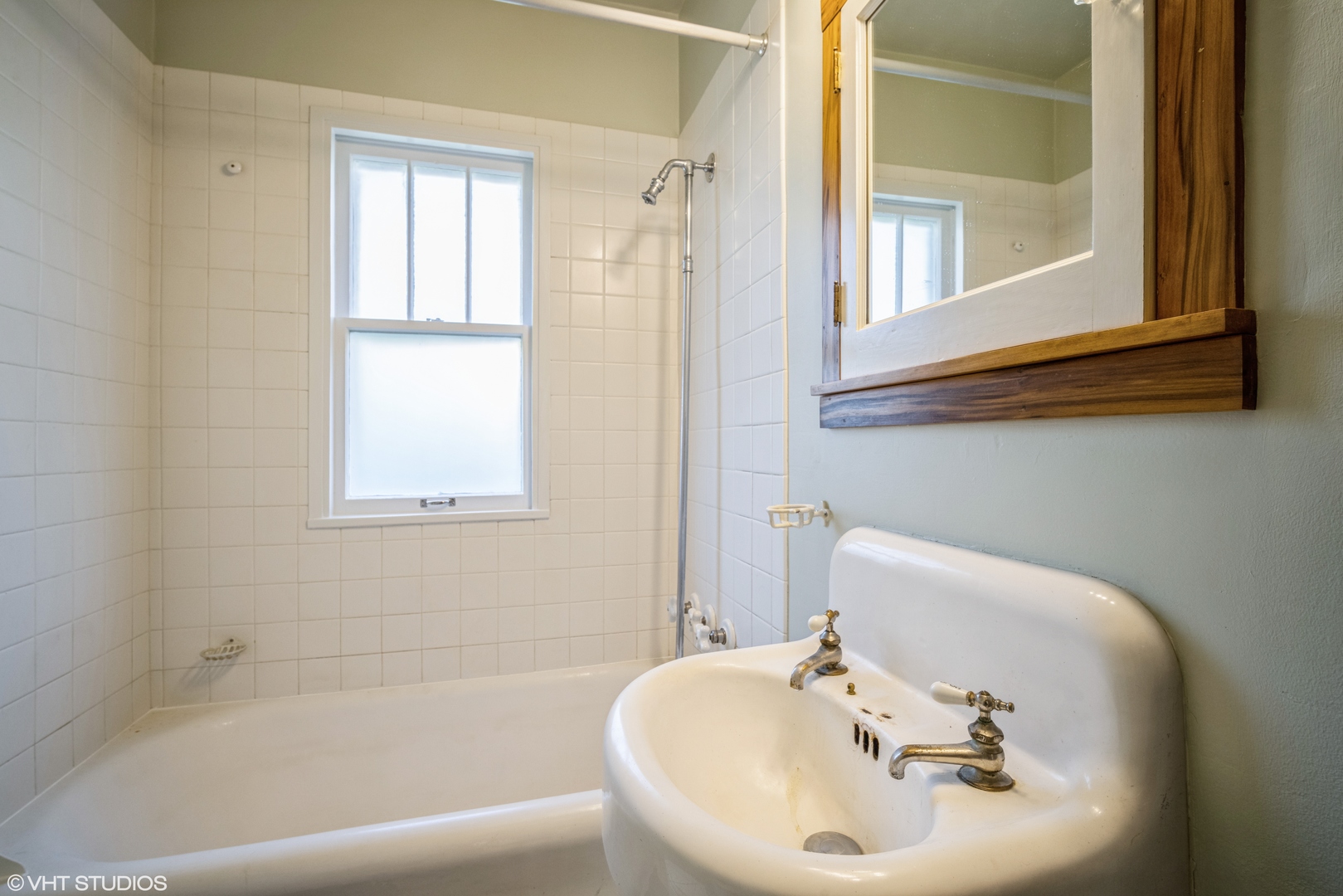 133 South Vail Avenue Arlington Heights, IL 60005 - Photo 9 of 13 a bathroom with a sink and a bathtub
