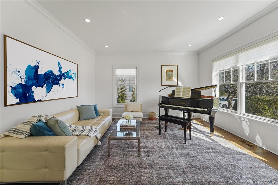 81 Spier Road Scarsdale, NY 10583 - Photo 9 of 32 Living Room