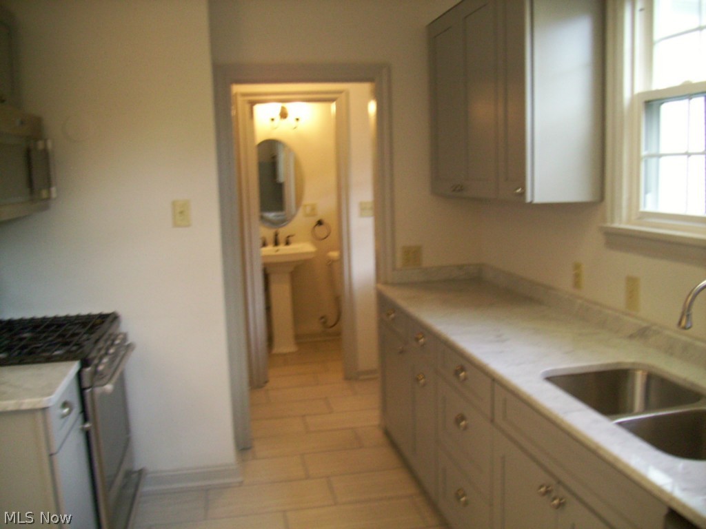 1512 Compton Road Cleveland, OH 44118 - Photo 10 of 25