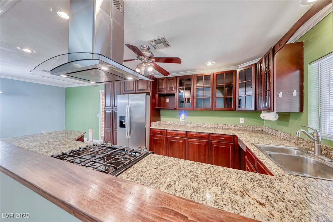 632 Arrayo Way Boulder City, NV 89005 - Photo 11 of 40 Kitchen with stainless steel fridge, island exhaus