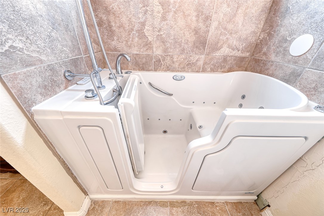 632 Arrayo Way Boulder City, NV 89005 - Photo 29 of 40 Bathroom featuring a jetted tub and tile walls