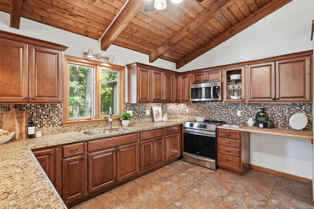 26 Causeway Street Hudson, MA 01749 - Photo 6 of 42