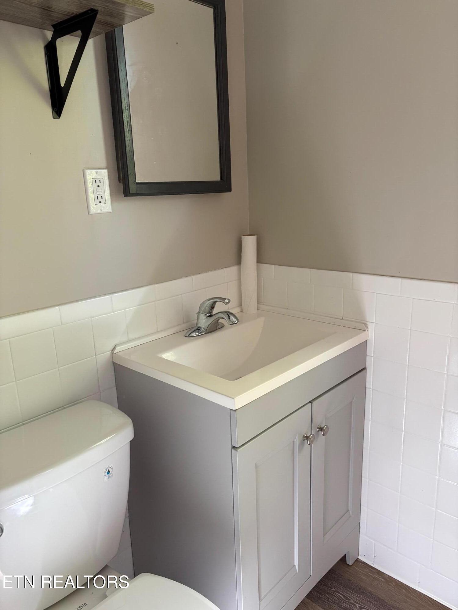 27 Outer Drive Oak Ridge, TN 37830 - Photo 17 of 31 Hall Bath