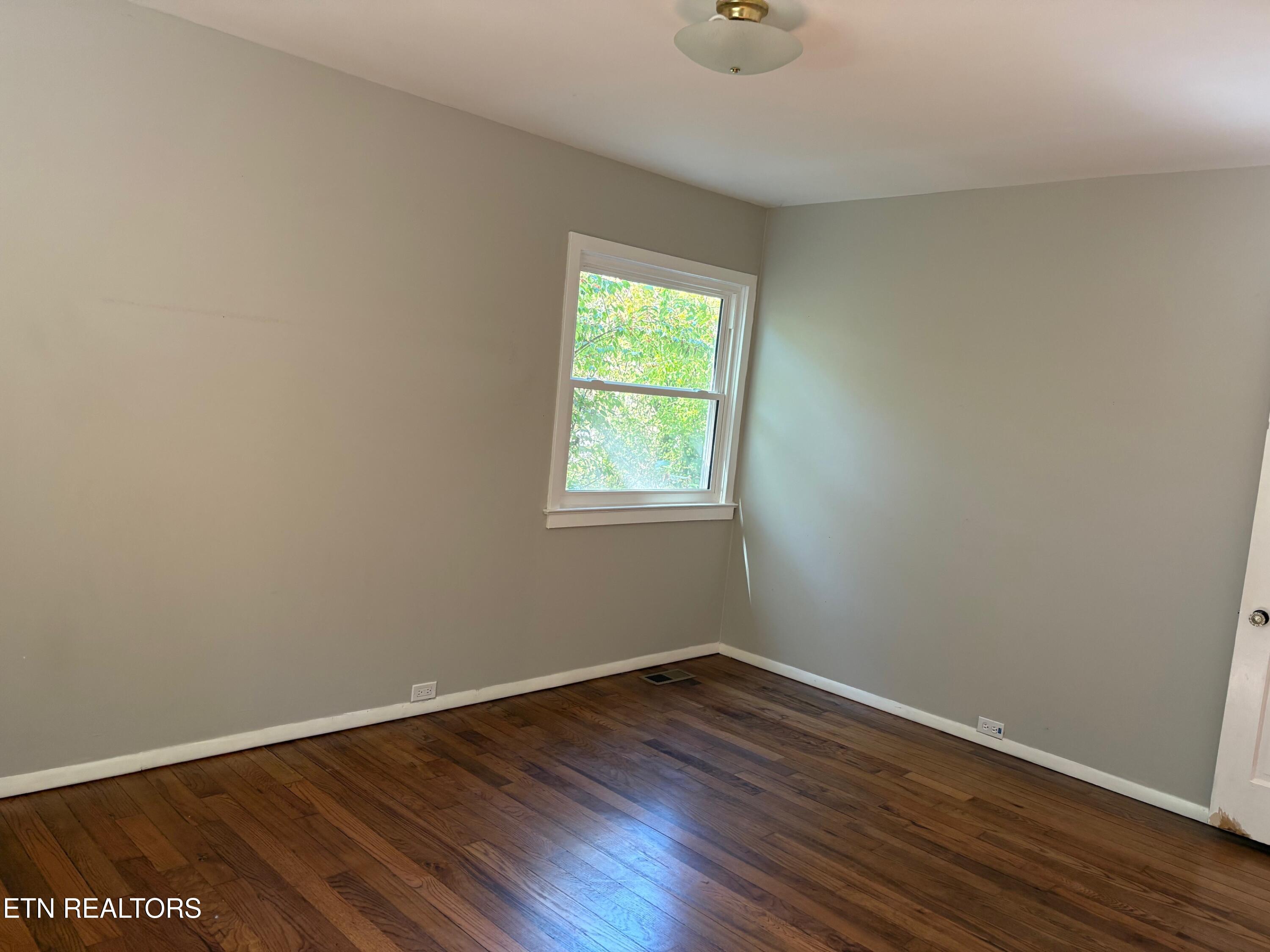 27 Outer Drive Oak Ridge, TN 37830 - Photo 19 of 31 2nd Bedroom