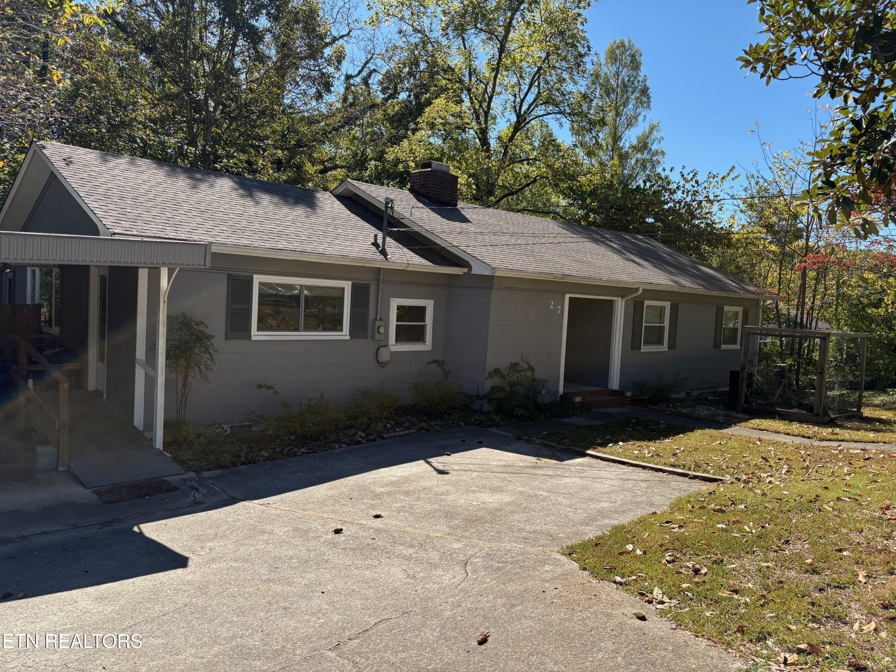 27 Outer Drive Oak Ridge, TN 37830 - Photo 2 of 31 Front of House